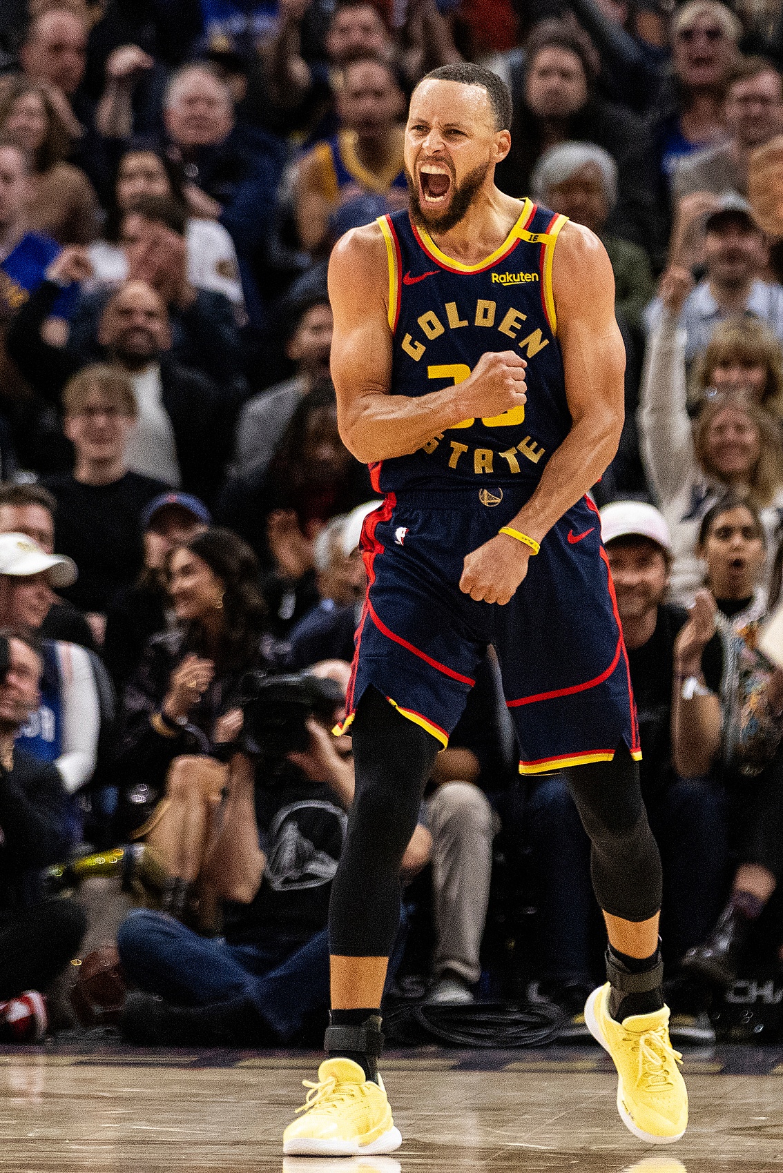  库里迎来十五赛季高光表现，C9球迷沸腾！